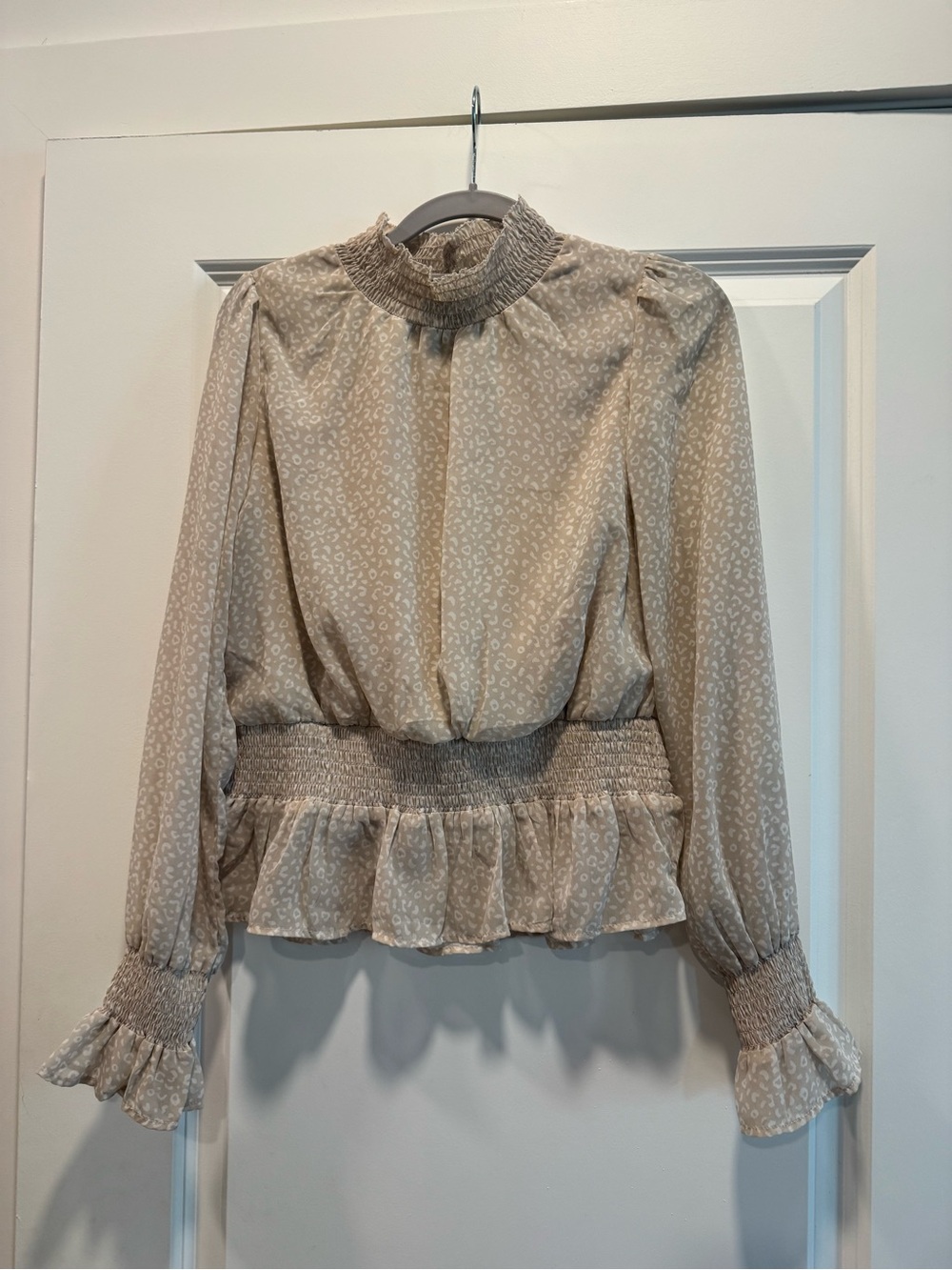 Boutique Floral Ruffle Blouse in Pink Beige Size Medium